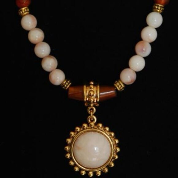 Napier Mid Century Modern Signed Necklace with Lucite Beads and Pendant. - Picture 2 of 4